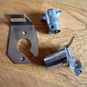 Fempins mini-han- og hunkontakt med monteringsplate